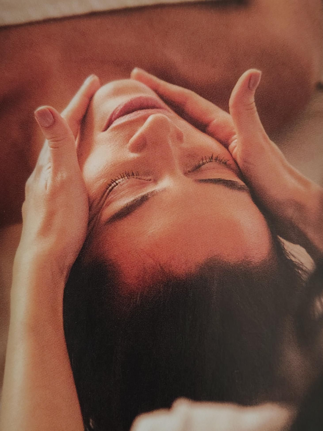Massage visage et décolleté (relaxant, même pour les femmes enceintes)