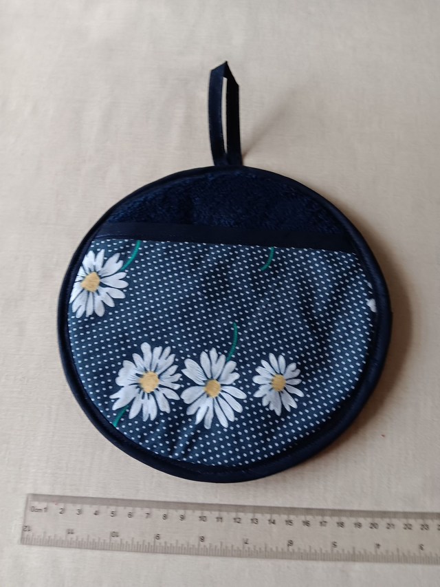 Round Hot Pot Grab Mat Navy Daisies Cotton Fabric with heat resistant filling and navy towelling