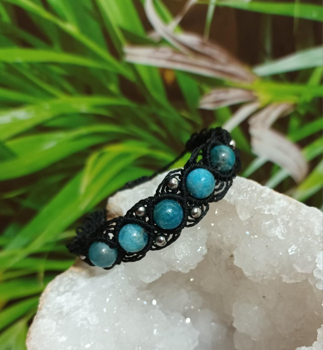 Bracelet en micro-macramé et apatite bleue