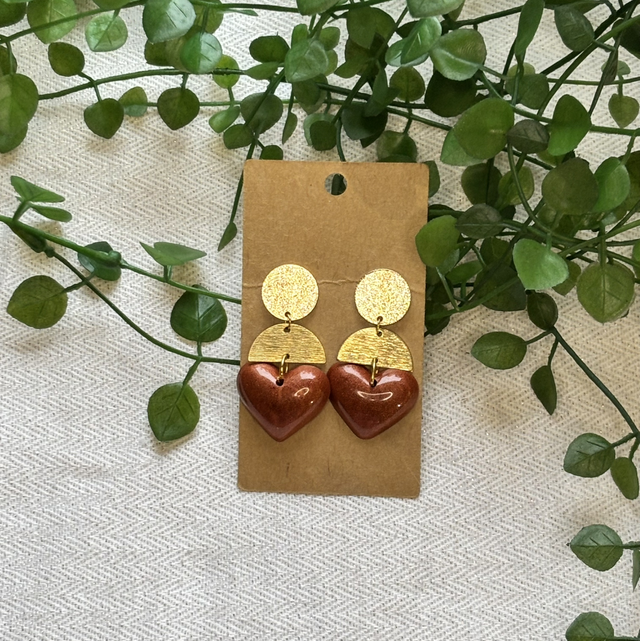 Boucles d’oreilles résine marron et dorées 