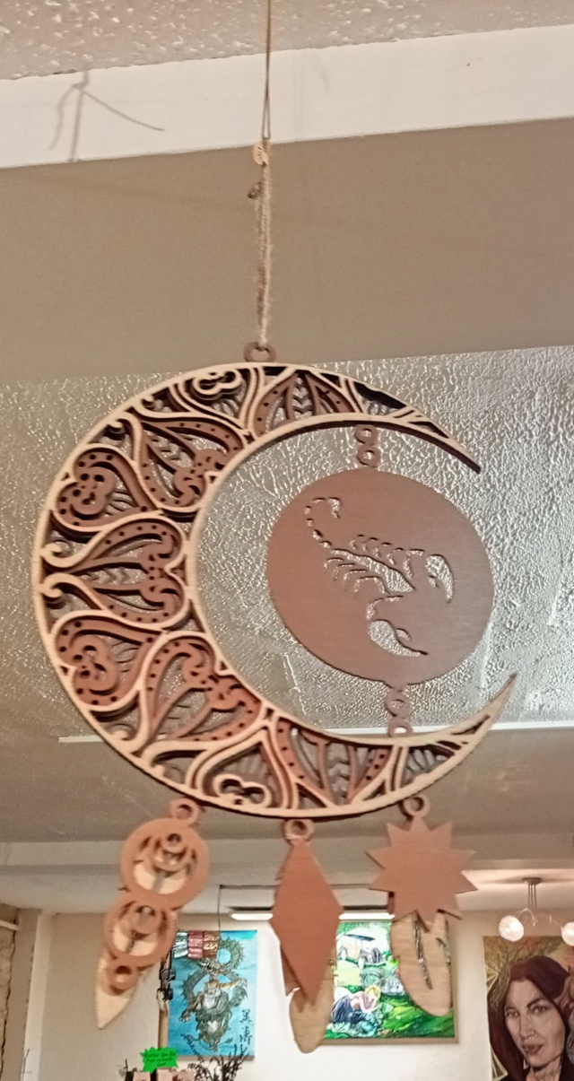 Suspension en lune avec plaque scorpion en bois 