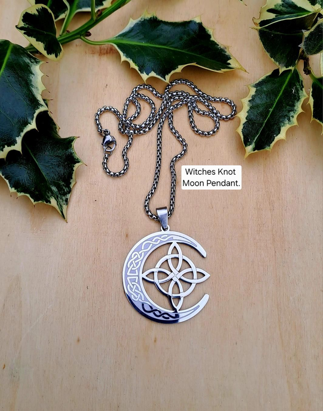 WITCHES KNOT MOON PENDANT 