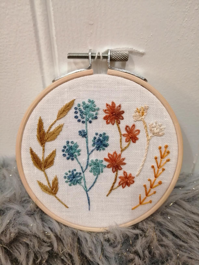 Tambour brodé fleurs bleu et ocre 10,5 cm