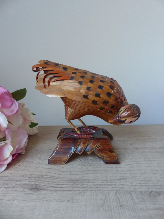 Sculpture artisanale vintage d’un oiseau en bambou et osier – Scène de chasse au faisan sur socle en bois, années 70, fabriquée à la main