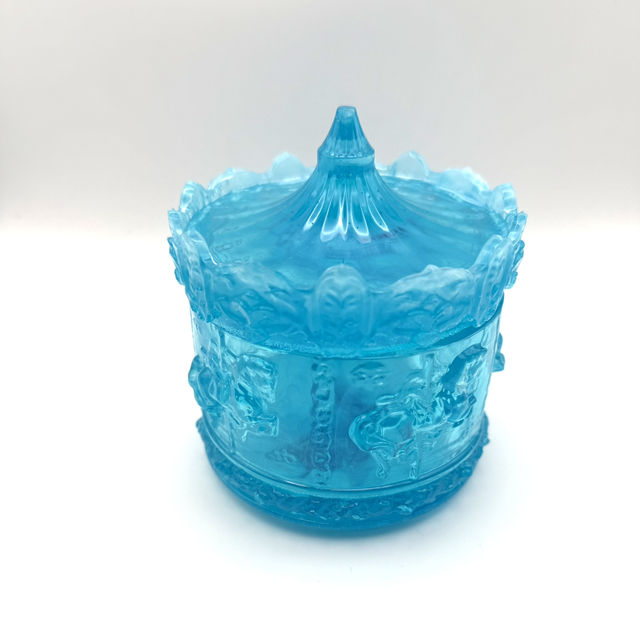 Boîte Carrousel bleue translucide avec nuances de blanc 