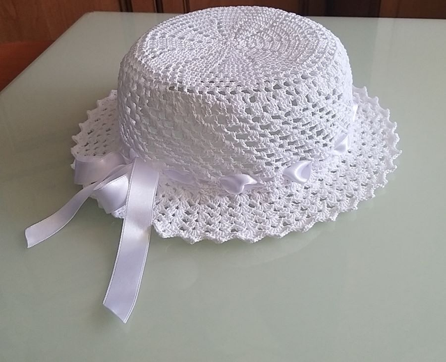 Fehér csipke kalap