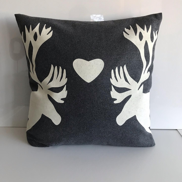 o13 homeDECO Kissen mit Wintermotiv in Graphitgrau + Camel "Rotwild"