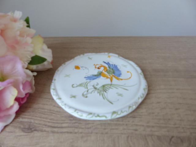 Dessous de Plat en Faïence de Moustiers Signé J.Mathieu – Motif Héron Peint à la Main, Élégance Artisanale Française Vintage