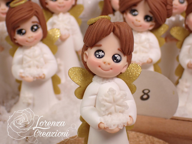 Angioletto del Natale 2025 n° 08  con fiocco di neve, modellato e dipinto a mano. Pezzo unico, da collezione, firmato e numerato. Made in Italy, made in Treviso, Lorenza Creazioni.
