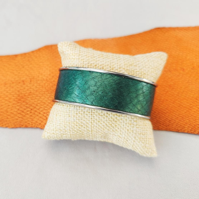 Bracelet manchette en cuir de saumon 