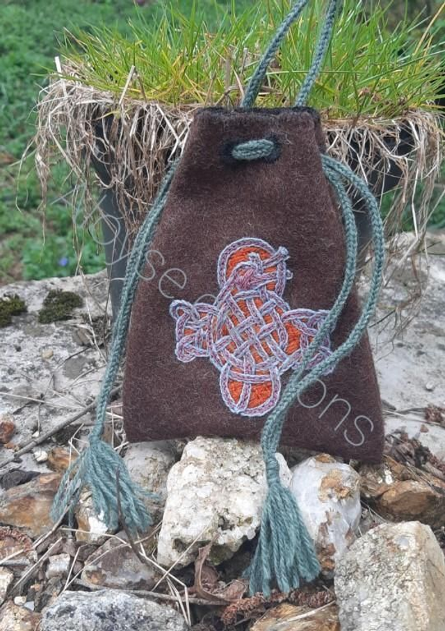  aumônière brodée motif celte