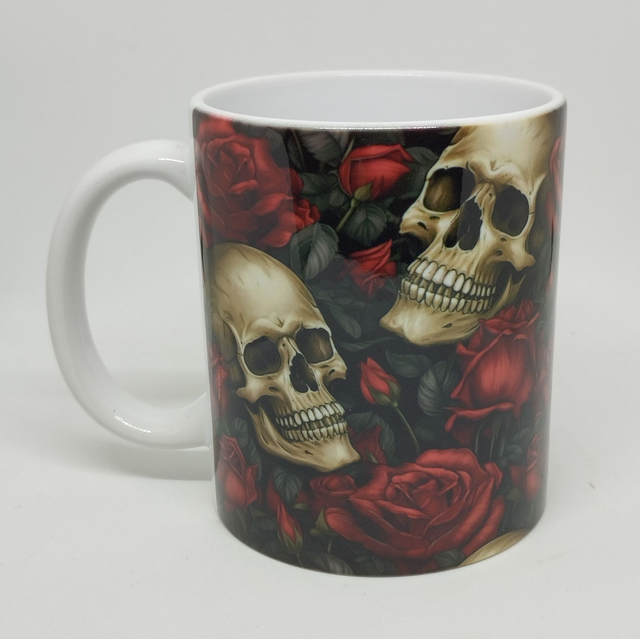 Tête de mort sur roses rouge