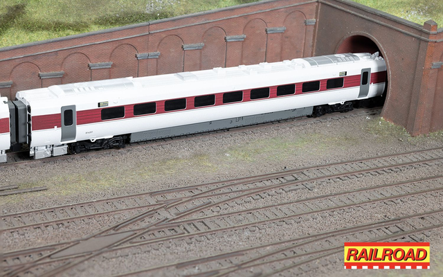 R40489 RailRoad: LNER - Class 800 - 814201 MC Coach