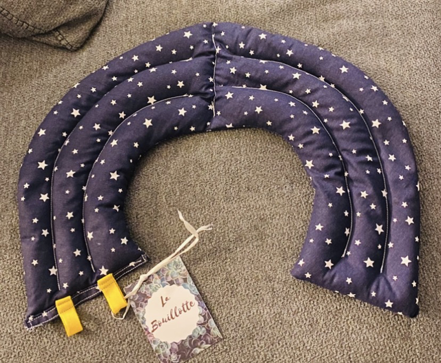 Bouillotte en graines de lin bio - cervicales en U - Tissu étoiles bleues