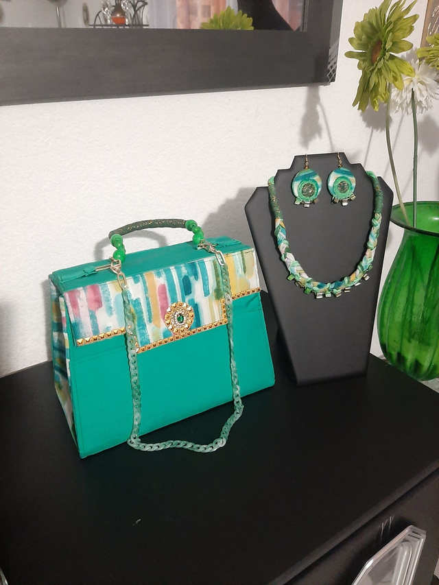 sac à main vert en bandoulière  sans les accessoirs 