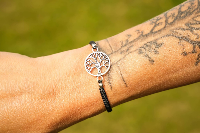 Bracelet en micro-macramé noir avec pendentif Arbre de Vie argenté