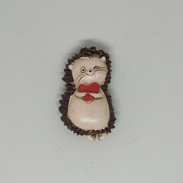 Hérisson tenant un cœur rouge