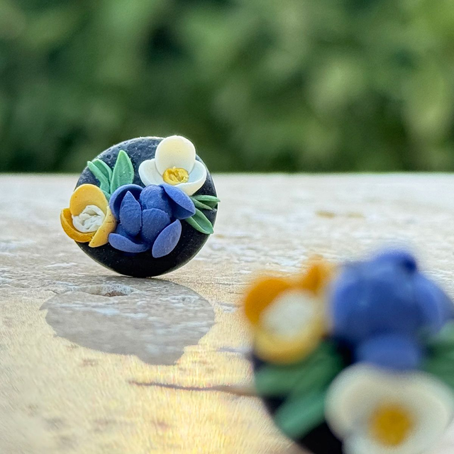 Florale Blüten-Ohrstecker, handgemacht aus Polymerton, mit Blumen in blau, weiß und gelb