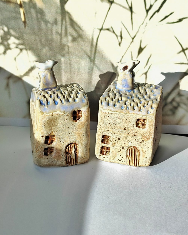 Ceramiczny domek z ptaszkiem na kominie