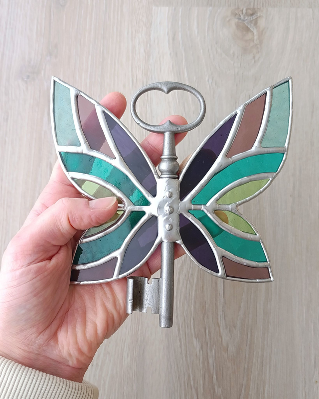🗝️ Clé volante féerique "Arabella" en vitrail