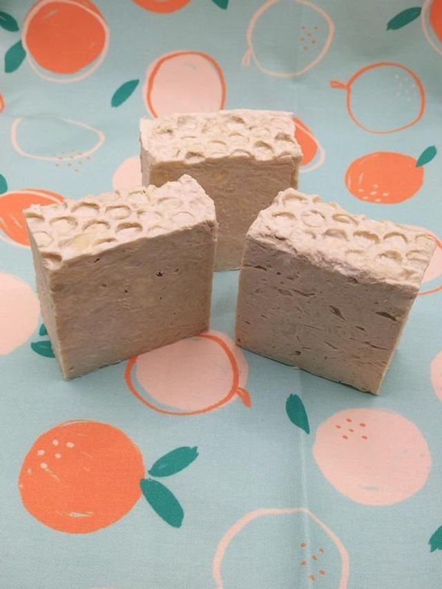 Savon détachant à la terre de Sommières et à l’huile essentielle de tea-tree(vendu par 2 unités)