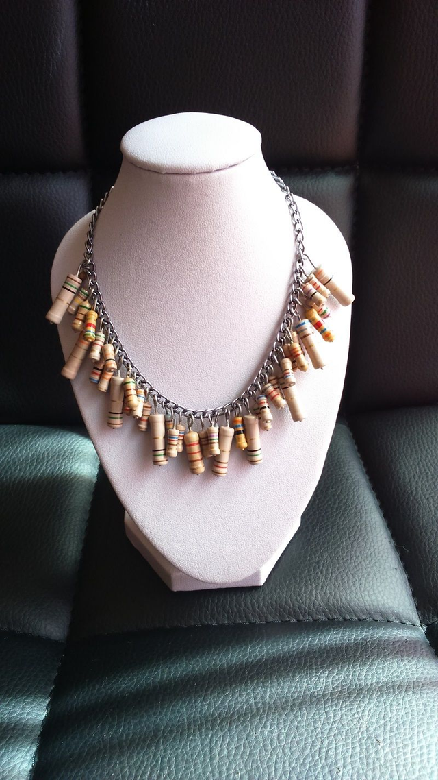 Collier résistances beiges