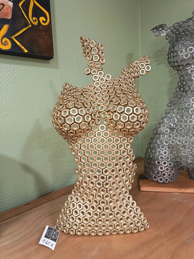 Sculpture buste femme en écrous doré