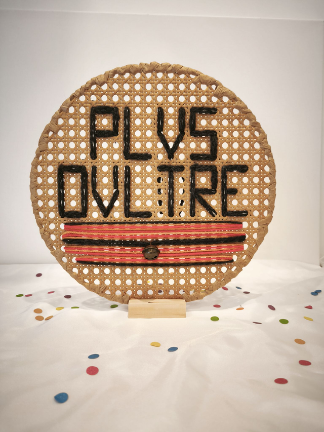 Décoration Carnaval Binche “Plus Oultre” – Déco ronde en rotin, faite main