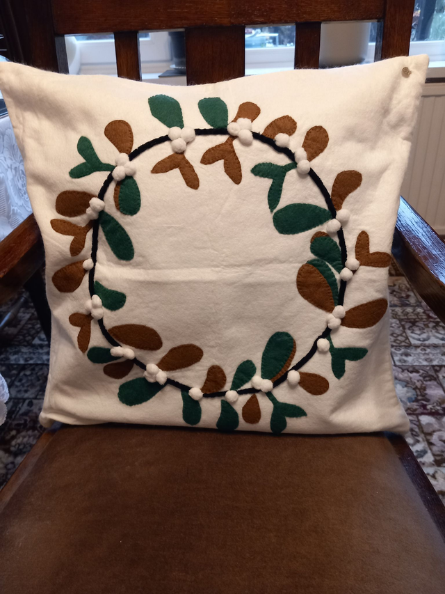 Mistletoe Wreath Cushion Cover