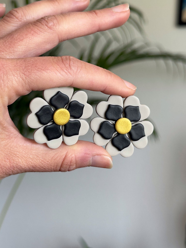 Groovy flowers mini greige, negro y dorado