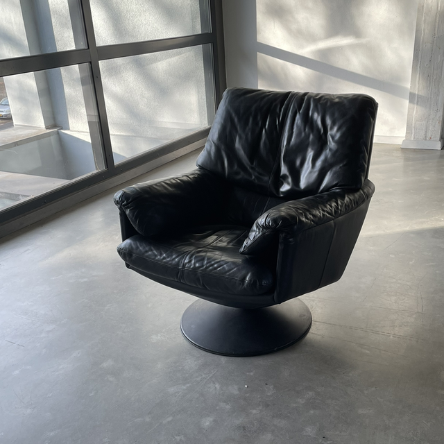 Leolux swivel and rocking chair black leather