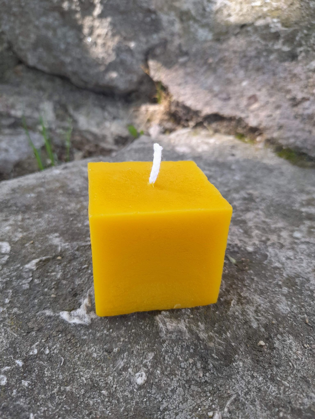 Kostka - svíčka ze včelího vosku