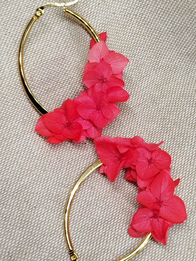 Créoles Lily en fleurs naturelles coloris rouge