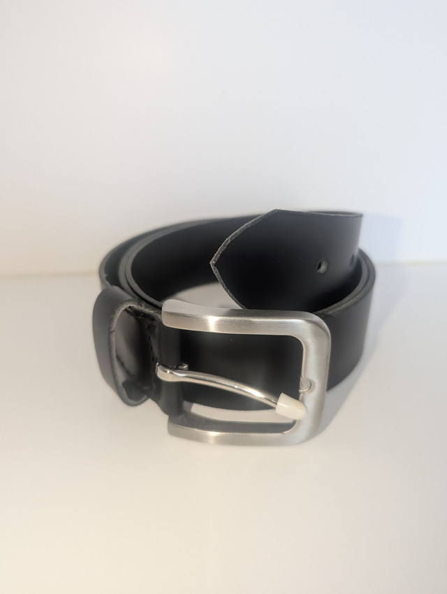 Ceinture en cuir noir.