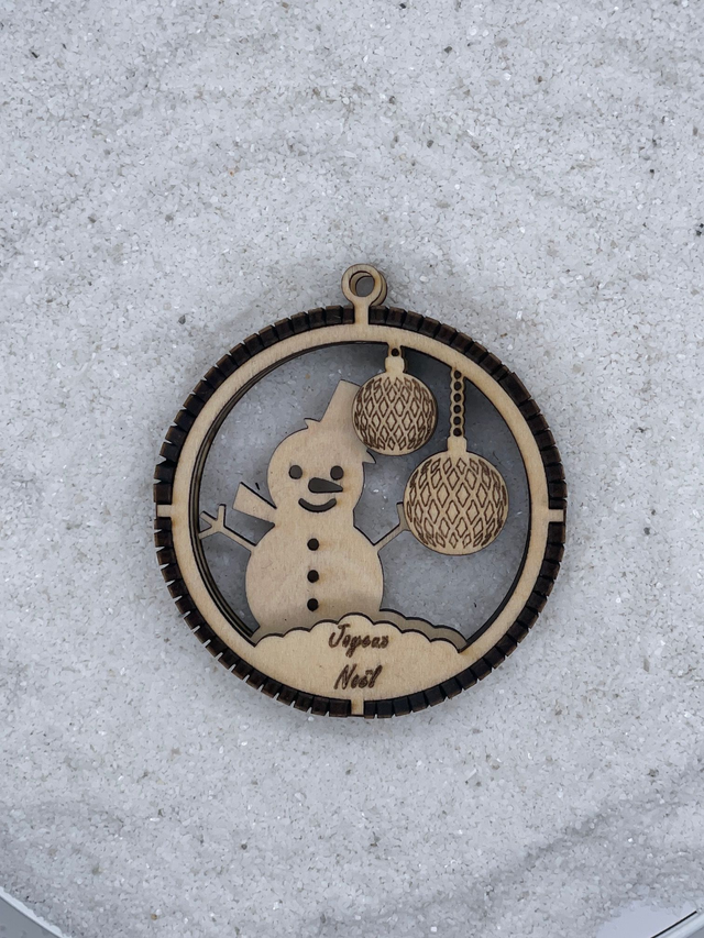 Boule de Noël en bois motif Bonhomme de neige et boules de Noël.