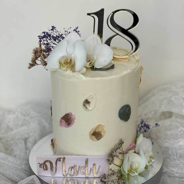 Elegant flower cake