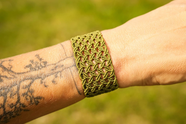Manchette en micro-macramé kaki