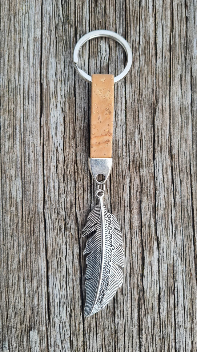 Porte-clés en liège plat naturel et plume