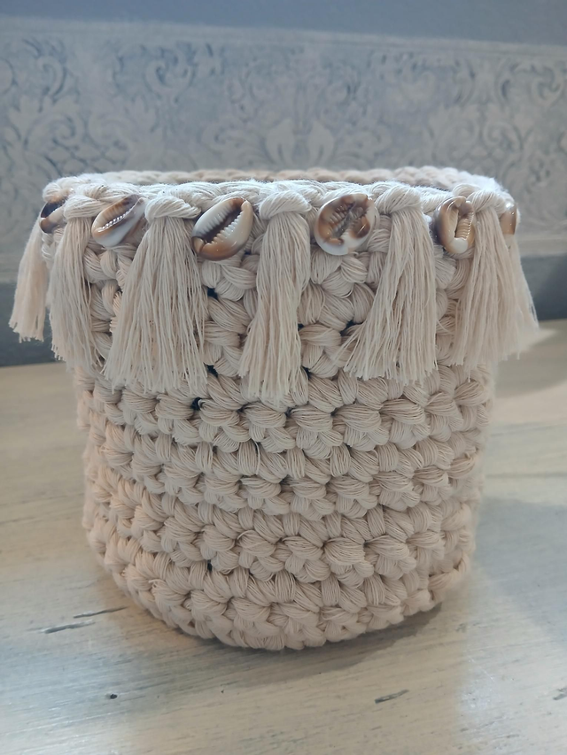 Pot de fleur avec cache-pot en macramé et coquillages synthétiques