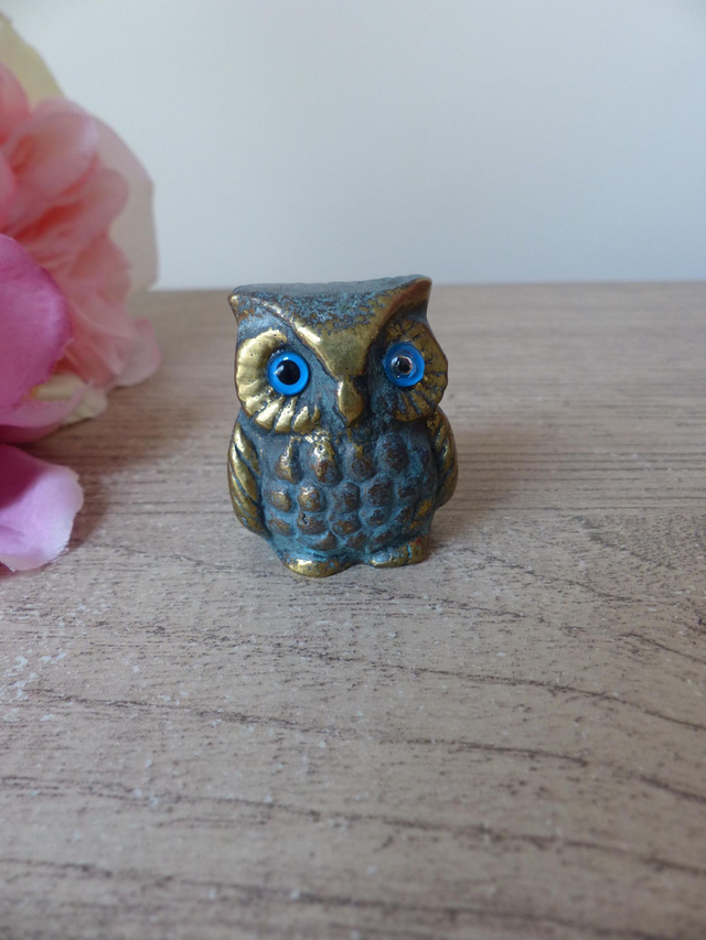 Figurine Miniature Chouette en Laiton aux Yeux Bleus – Sculpture Grecque Vintage et Porte-Bonheur