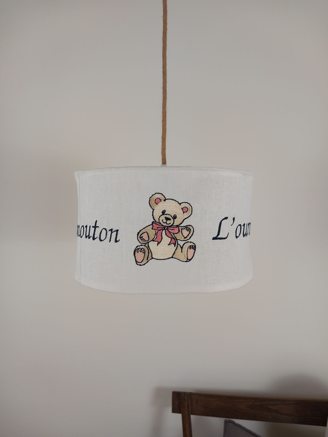 Abat-jour lin chambre enfant blanc brodé de trois décors et leur calligraphie - Luminaire enfant. Diamètre 35 cm. Création artisanale unique