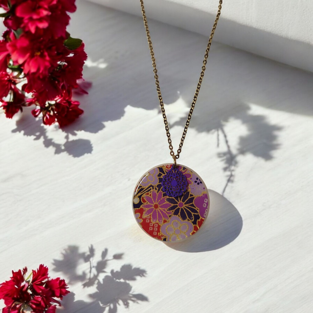 Collier acier inoxydable motifs japonais violet parme et rouge