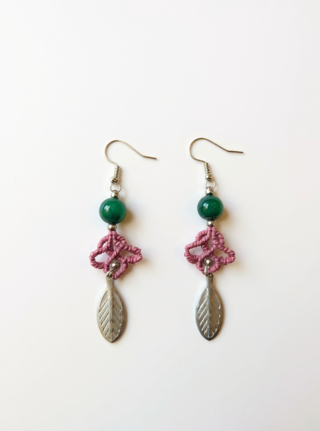 Boucles d’oreille feuille en micro-macramé