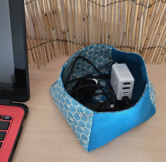 Vide poches en toile de jute, jean ou tissu coton épais, doublés de tissu coton imprimé. Accessoires de rangement