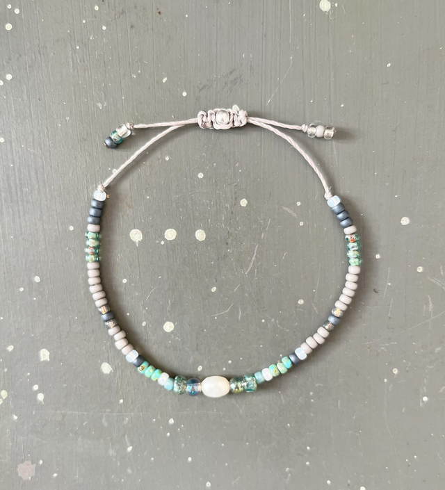 Bracelet d&#039;amitié gris et vert d&#039;eau, perle d&#039;eau douce.