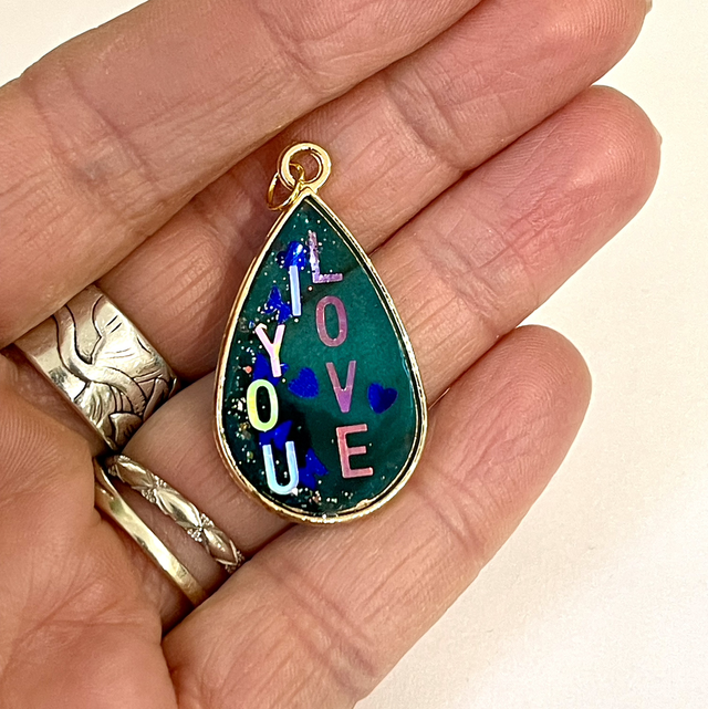 Pendentif style goutte I Love You lettres holographiques 