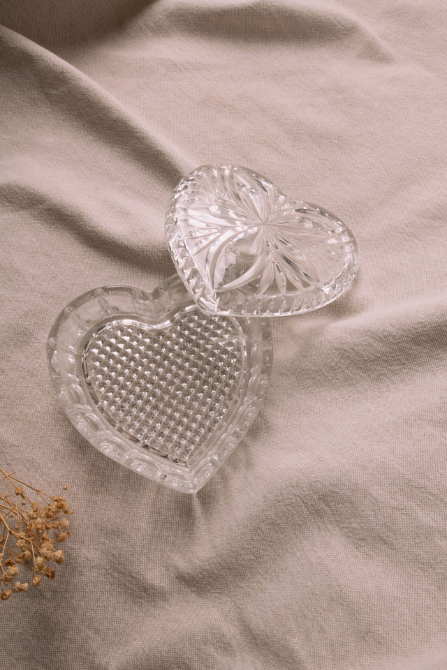 Boite en verre sculpté en forme de coeur ✨