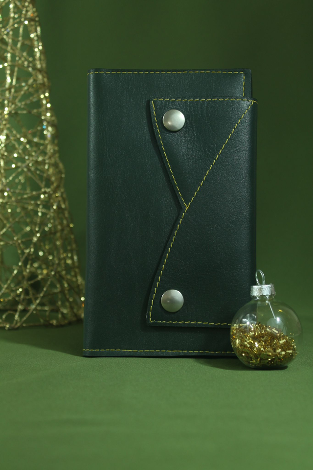 Portefeuille cuir vachette vert sapin couture apparente fil jaune