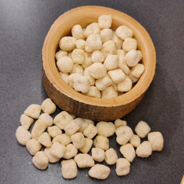 Ananas in weißer Schokolade und Kokos