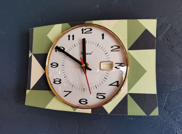 Horloge vintage pendule murale silencieuse rectangulaire "Bayard vert"
